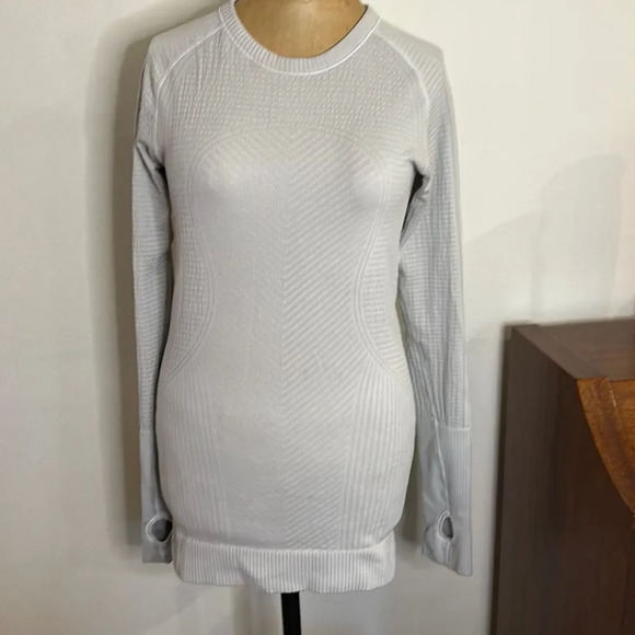 Lululemon sz 6 light grey thermal with thumb holes great pre owned condition - Picture 1 of 5